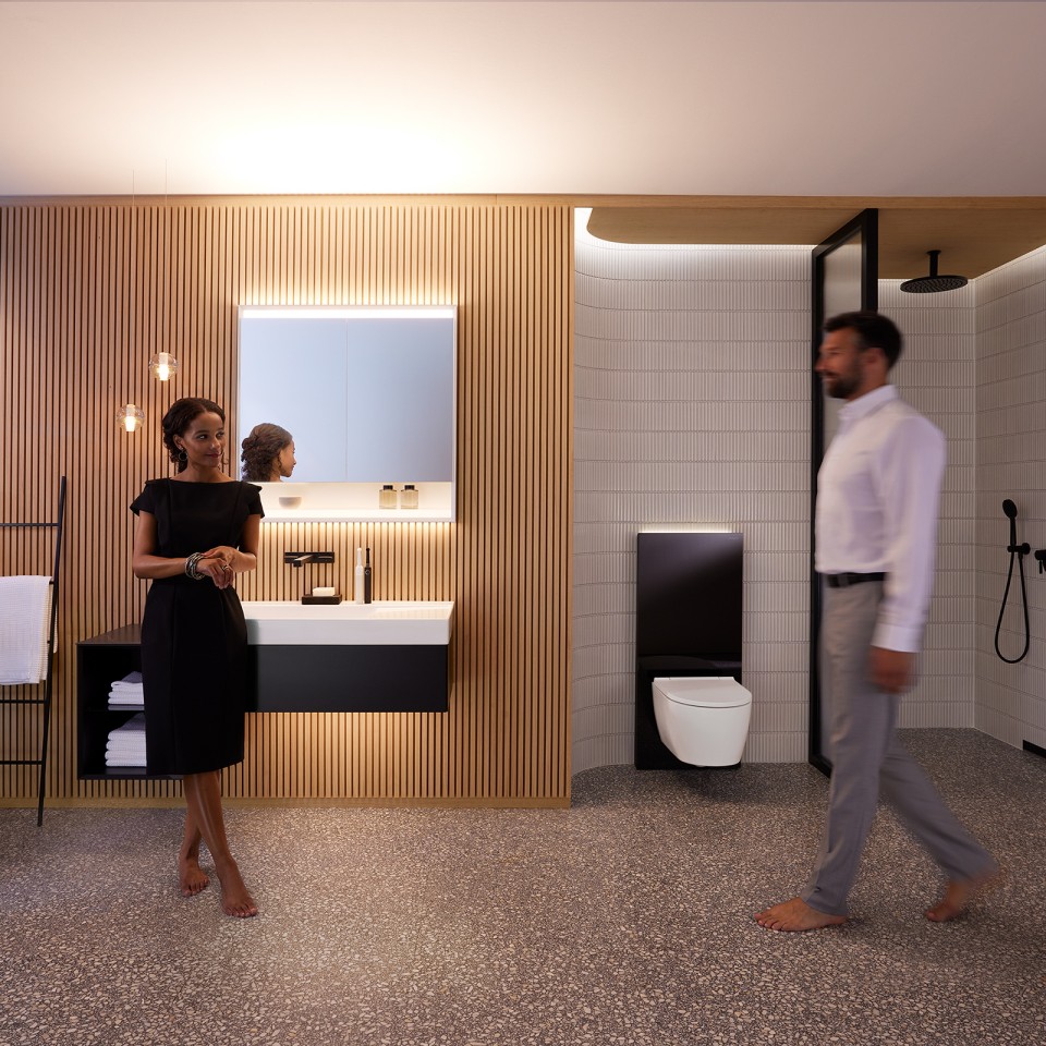 Muškarac i žena u savršeno osvetljenom kupatilu sa Geberit ONE serijom (© Geberit)