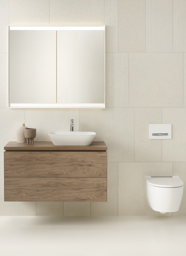 Geberit ONE lay-on washbasin and washbasin cabinet in hickory, plus toilet (© Geberit)