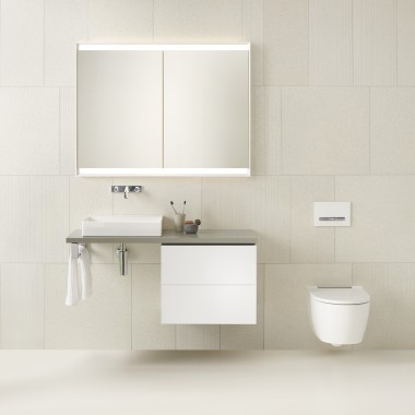 Belo kupatilo sa umivainikom i WC šoljom i serije Geberit ONE (© Geberit)