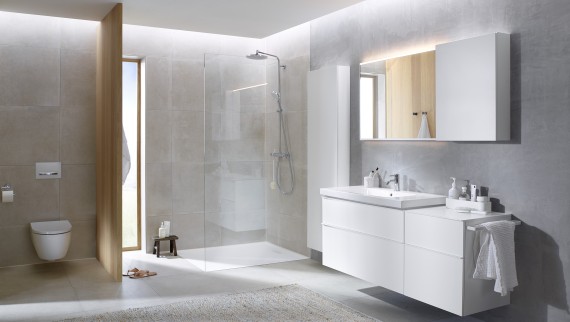 Porodično kupatilo sa velikim pločicama, kupatilskim nameštajem i keramičkim elementima za kupatilo kompanije Geberit iCon