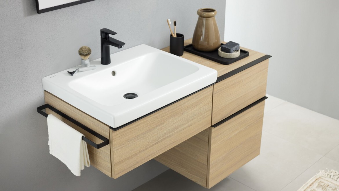 Prostor oko umivaonika sa Geberit iCon nadpultnim umivaonikom u beloj mat boji i dodacima za kupatilo u crnoj mat boji