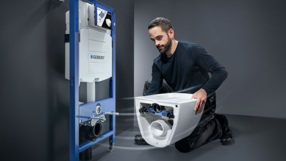 WC sistem koji ugrađuje vodoinstalater, koji se sastoji od ugradnog vodokotlića Geberit Sigma i WC šolje Geberit Acanto