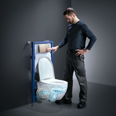 Muškarac upravlja tehnikom ispiranja TurboFlush na WC šolji Geberit Acanto