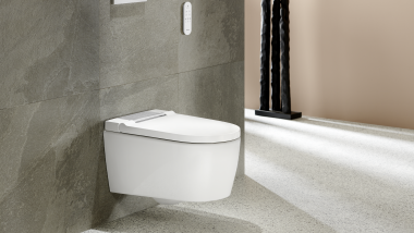 Kupatilo sa Geberit AquaClean sela u beloj boji i Geberit Sigma20 tipka za ispiranje