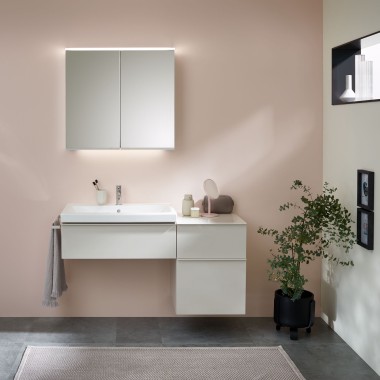 Prostor oko umivaonika sa kupatilskim nameštajem, umivaonikom i elementom sa ogledalom kompanije Geberit, ispred pastelnog zida