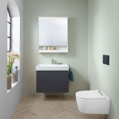 Malo kupatilo u boji mente sa lava ormarićem, elementom sa ogledalom, tipkom za aktiviranje ispiranja i keramičkim elementima kompanije Geberit
