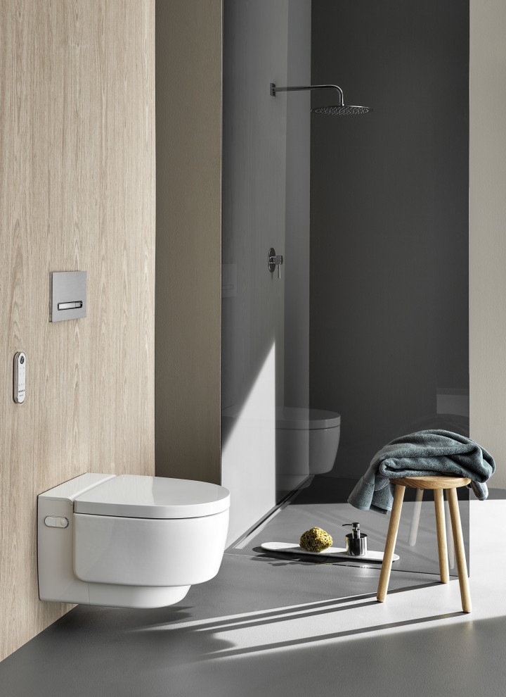 Geberit AquaClean Mera Comfort tuš WC sa daljinskim upravljačem i Sigma50 tipkom(© Geberit)