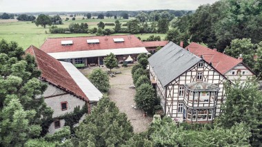 Za „A Thing of Possibility” graditelji su pronašli dom u severnoj Nemačkoj. Obimni prostor obuhvata nekoliko zgrada, između ostalih i kuću od drveta (© Geberit)