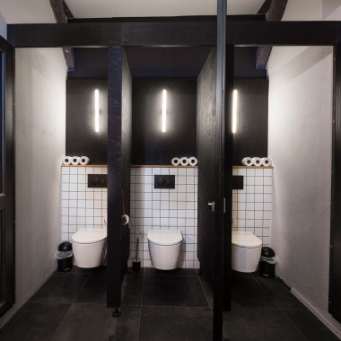 Sanitarne prostorije sa Geberit proizvodima postavljaju moderne akcente u tradicionalnoj kući od drveta. (© Geberit)