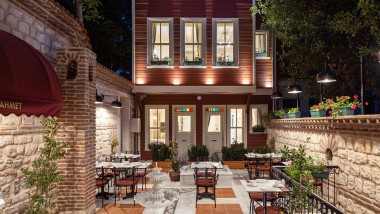 Dvorište hotela Turkish House u Istanbulu kombinuje strukturalne i dekorativne elemente iz različitih perioda (© Hotel Turkish House)
