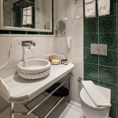 Geberit pruža moderan komfor u kupatilima za goste. Pošto je ekonomično korišćenje vode važno za arhitektu, sistemi sa dvostrukim ispiranjem su instalirani svuda. (© Hotel Turkish House)