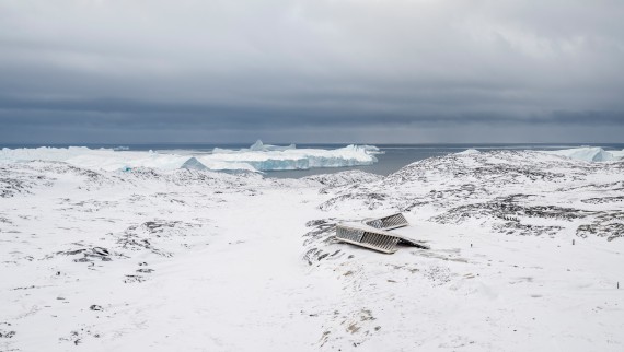 Ledeni fjord centar je jedina zgrada usred ledenog pejzaža (© Adam Mørk)