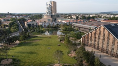 Kulturni centar LUMA u Arlu: u prvom planu studio park i velika sala za događaje, na vrhu 56 metara visoka kula Frenka Gerija.