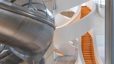 Unutar kule, impozantno stepenište sa više vijuga povezuje spratove. Ako želite, možete koristiti tobogan na putu dole.